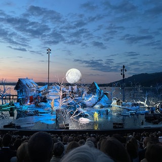 So sah die Premiere der Oper "Der Freischütz" auf der Seebühne der Bregenzer Festspiele 2024 am Bodensee aus.