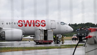 Die Maschine nach der Notlandung am Flughafen Friedrichshafen.