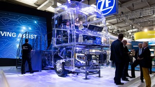 Die ZF Nutzfahrzeuge-Sparte spürt bislang kaum Auswirkungen von den Einsparungen bei Daimler Truck.