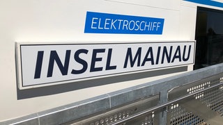 Der Name des Elektro-Passagierschiff "MS Insel Mainau". Das E-Schiff hat den Reichweitentest auf dem Bodensee erfolgreich absolviert. (Archivbild)