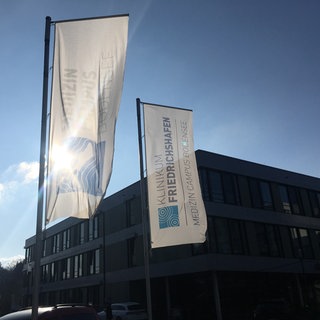 Flaggen wehen vor dem Klinikum in in der Stadt Friedrichshafen, das zum Medizin Campus Bodensee (MCB) gehört.