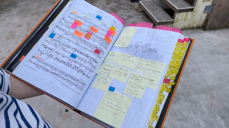 Solisten, Chor, Stuntleute, Maskenbildnerinnen und Regieassistentinnen wirbeln unter der Seebühne bei "Der Freischütz" der Bregenzer Festspiele.