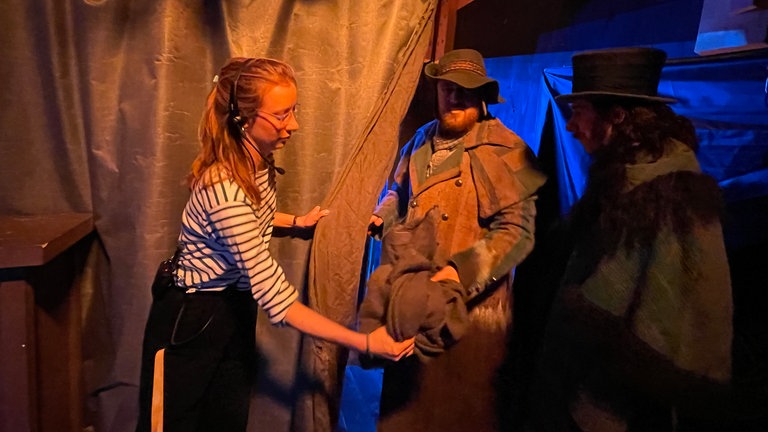 Solisten, Chor, Stuntleute, Maskenbildnerinnen und Regieassistentinnen wirbeln unter der Seebühne bei "Der Freischütz" der Bregenzer Festspiele.