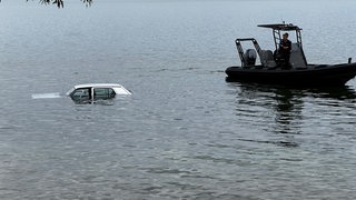 Eine 89-jährige Frau hat ihr Auto aus Versehen in den Bodensee gefahren.