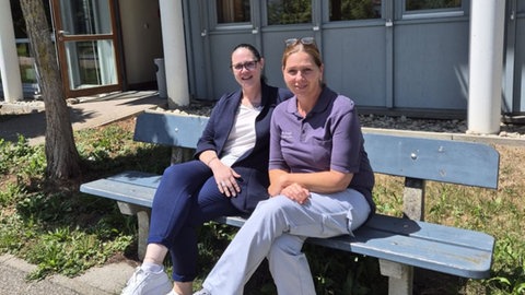 Silke Hauke (re.) hat im Flexteam wieder Spaß am Pflegeberuf gefunden. Flexteam-Leiterin Natalie Hoss (li.) freut sich sehr darüber.