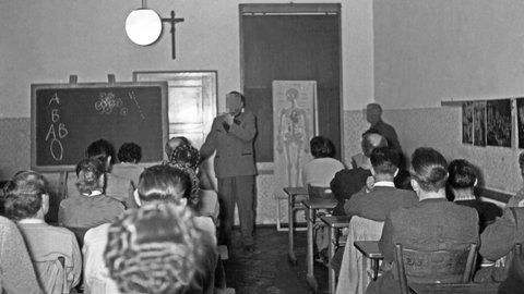 Ein Lehrer vor einer Klasse beim Unterricht. Die PH Weingarten arbeitet die Nachkriegspädagogik an Schulen auf (Symbolbild)