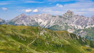 Blick vom Golmer Höhenweg auf die Gipfel Saulakopf und Zimba: Ein 54-jähriger Wanderer aus Tettnang ist beim Abstieg vom Zimbajoch tödlich verunglückt. 