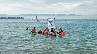 Nach rund vier Stunden Schwimmen durch den Bodensee haben zwölf Schwimmerinnen und Schwimmer das Strandbad von Kressbronn erreicht.