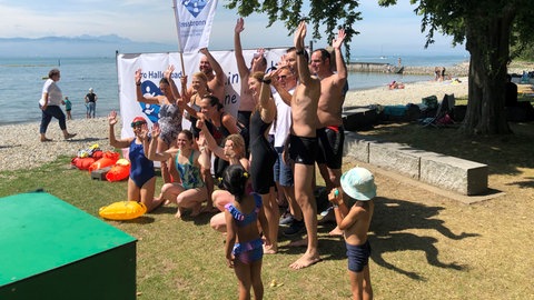 Lassen sich feiern: zwölf Schwimmerinnen und Schwimmer zurück im Strandbad Kressbronn