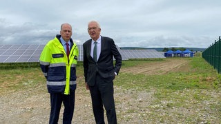 EnBW-Chef Georg Stamatelopoulos und Ministerpräsident Winfried Kretschmann bei der Eröffnung des größten Solarparks Baden-Württembergs in Langenenslingen.