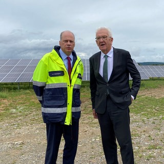 EnBW-Chef Georg Stamatelopoulos und Ministerpräsident Winfried Kretschmann bei der Eröffnung des größten Solarparks Baden-Württembergs in Langenenslingen.