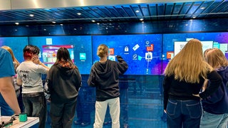 Schülerinnen und Schüler im Digital-Truck in Wilhelmsdorf