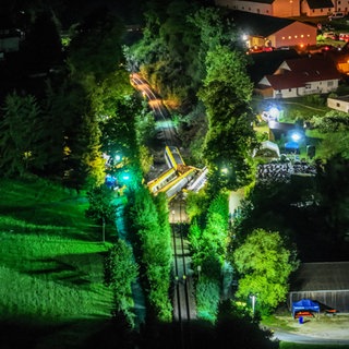 Waggons eines entgleisten Regionalzugs liegen auf einer Bahnstrecke bei Riedlingen im Landkreis Biberach im Südosten Baden-Württembergs.