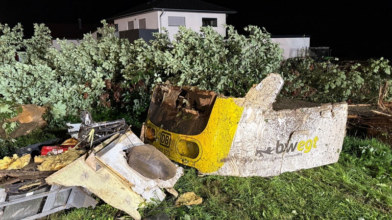 Ein Frontteil des entgleisten Personenzuges liegt in einem bewaldeten Streckenabschnitt bei Riedlingen (Kreis Biberach).
