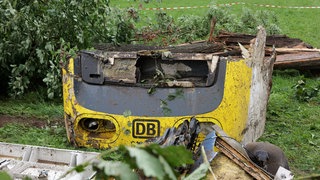 Zugunglück bei Biberach: Die Lok liegt zertrümmert und vom Rest des Zuges getrennt neben den Gleisen.