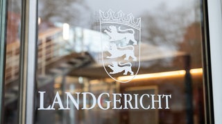 Am Landgericht Konstanz hat der Prozess gegen den Angeklagten der Messerstecherei in der Fußgängerzone begonnen.