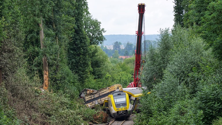 Ein Bergekran wird an der Unfallstelle eingesetzt. 