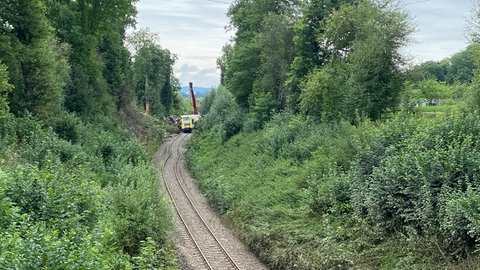 Bergungskran nimmt nach dem Zugunglück bei Riedlingen die Arbeit auf