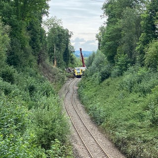 Bergungskran nimmt nach dem Zugunglück bei Riedlingen die Arbeit auf