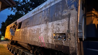 Bergung des ersten von vier entgleisten Waggons bei Riedlingen.