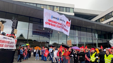Vor dem ZF-Forum, der Konzernzentrale des Autozulieferers ZF Friedrichshafen haben sich die Beschäftigten zum Protest versammelt.