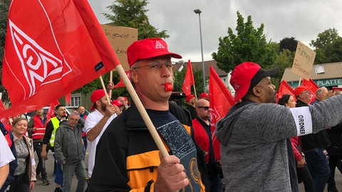 Beschäftigte des Autozulieferers ZF Friedrichshafen protestieren gegen Stellenabbau und Sparmaßnahmen.