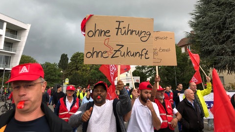 Beschäftigte des Autozulieferers ZF Friedrichshafen protestieren gegen Stellenabbau und Sparmaßnahmen.