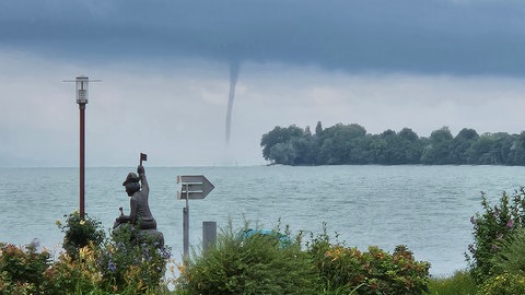 Vom Bodenseeufer in Nonnenhorn (Kreis Lindau) am Dienstagmorgen zu sehen: Ein Tornado vor Kressbronn.
