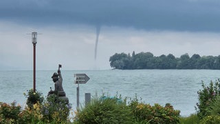 Vom Bodenseeufer in Nonnenhorn (Kreis Lindau) am Dienstagmorgen zu sehen: Ein Tornado vor Kressbronn.