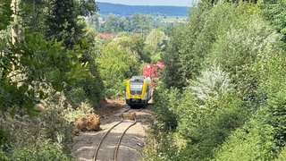 Der letzte auf den Gleisen verbliebene Zugteil wird über die Schienen abtransportiert.