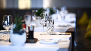 Konsumflaute sorgt für leere Tische in einem Restaurant am Bodensee. 