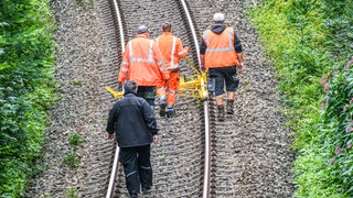 Vermessungsarbeiten auf der Bahnstrecke bei Riedlingen im Landkreis Biberach, wo ein Regionalexpress entgleist war.