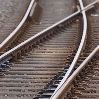 Blick auf Bahngleise (Symbolbild)