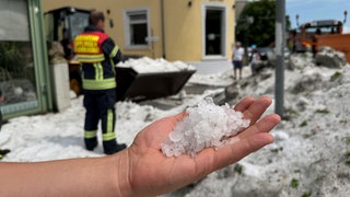 Hagelkörner liegen in Sipplingen (Bodenseekreis).