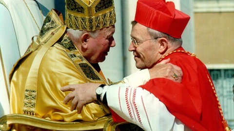 Papst Johannes Paul II. mit Kardinal Walter Kasper (Archivbild)