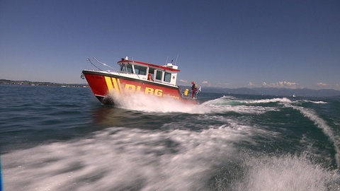 Die ehranmtlichen Wasser-Retter der DLRG sind mit ihrem Rettungsboot auf dem Bodensee unterwegs.