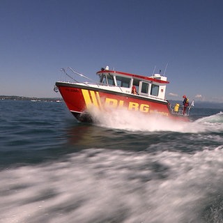 Die ehranmtlichen Wasser-Retter der DLRG sind mit ihrem Rettungsboot auf dem Bodensee unterwegs.