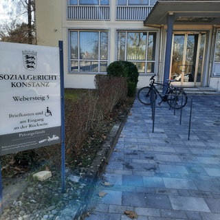Das Sozialgericht Konstanz hat nach einem Badeunfall im Bodensee mit einem verschollenen Rentner entschieden, dass die Töchter Rente zurück an die Rentenversicherung bezahlen müssen.