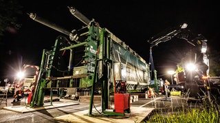 Der neue Transformator ist im Umspannwerk Beuren angekommen.