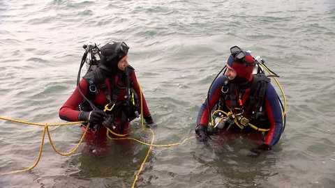 Die Einsatztaucher der DLRG üben im Bodensee vor Meersburg.