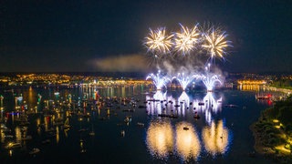 Das Feuerwerk des Seenachtfests über dem Bodensee. Bis zu 40.000 Besucherinnen und Besucher werden dieses Jahr erwartet.