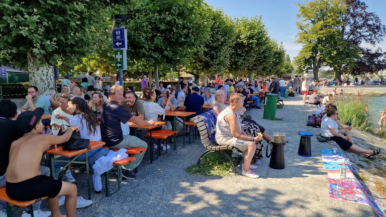 ...auf einer Bank direkt am Wasser ist es auch gemütlich.
