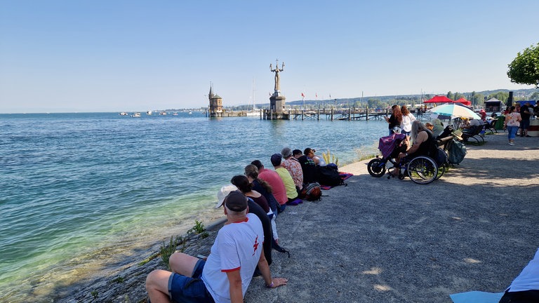 Die Ersten sichern sich schon Stunden vor dem großen Feuerwerk einen Platz in der ersten Reihe...
