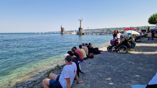 Die Ersten sichern sich schon Stunden vor dem großen Feuerwerk einen Platz in der ersten Reihe...