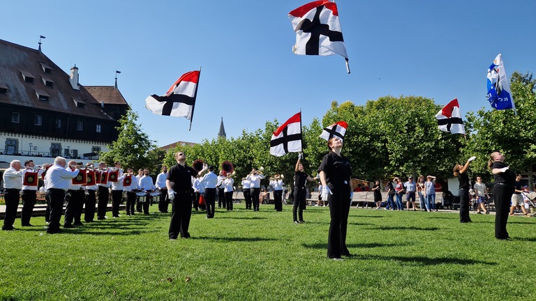 Auch der Fanfarenzug und Fahnenschwinger der NG Niederburg vor dem historischen Konzil gehören zum Programm...