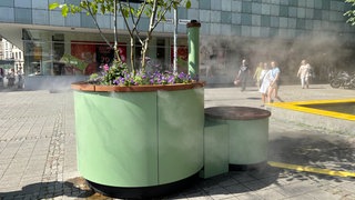 In Konstanz gibt es gegen die Hitze seit kurzem eine Wasservernebelungsanlage, die auf einem heißen Platz in der Innenstadt für ein bisschen Abkühlung sorgt