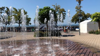 In Friedrichshafen gibt es ein Wasserspiel zur Abkühlung an heißen Tagen.