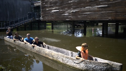 Andrea Lerner paddelt Touristen um das Museum.