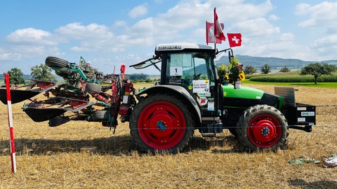 Auch Pflüger aus der nahen Schweiz dürfen mitmachen, starten aber außer Konkurrenz. Ihre Schlepper haben sie festlich geschmückt.