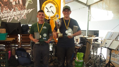Mike Manßhardt und Lukas Hofmann, die Gewinner der beiden Leistungspflüger-Kategorien.
